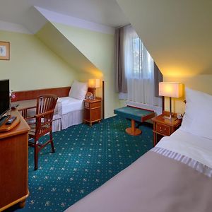 Hotel Selsky Dvur - Bohemian Village Courtyard